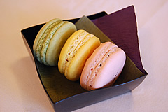 3種類のミニミニマカロン(ローズ・レモン・抹茶)